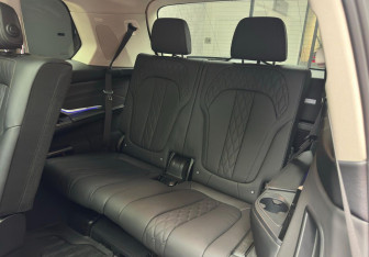 Подержанный автомобиль BMW X7 2023 года (26 фото)