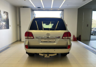Подержанный автомобиль Toyota Land Cruiser Suv 2010 года (5 фото)