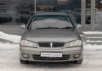 Подержанный автомобиль Nissan Bluebird Sylphy 2002 года (2 фото)