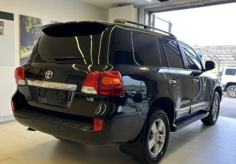 Подержанный автомобиль Toyota Land Cruiser Suv 2012 года (4 фото)