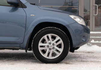 Подержанный автомобиль Toyota RAV4 2008 года (9 фото)