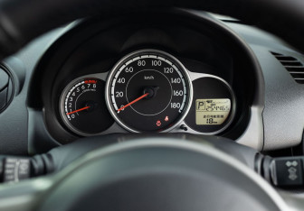 Подержанный автомобиль Mazda Demio 2014 года (13 фото)