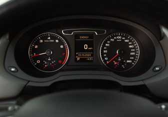 Подержанный автомобиль Audi Q3 2012 года (13 фото)