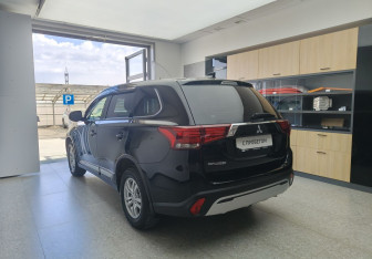 Подержанный автомобиль Mitsubishi Outlander 2021 года (6 фото)