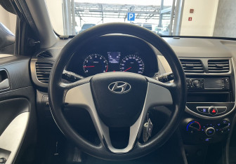 Подержанный автомобиль Hyundai Solaris Sedan 2012 года (10 фото)