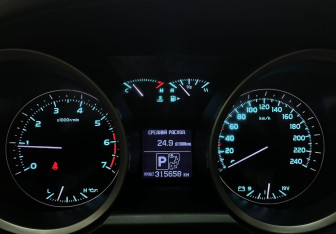 Подержанный автомобиль Toyota Land Cruiser Suv 2008 года (12 фото)