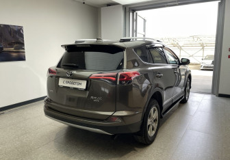 Подержанный автомобиль Toyota RAV4 2017 года (4 фото)