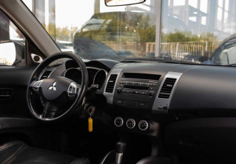 Подержанный автомобиль Mitsubishi Outlander 2007 года (10 фото)