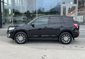 Подержанный автомобиль Toyota RAV4 2011 года (8 фото)