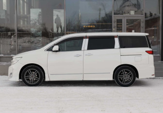 Подержанный автомобиль Nissan Elgrand 2011 года (8 фото)