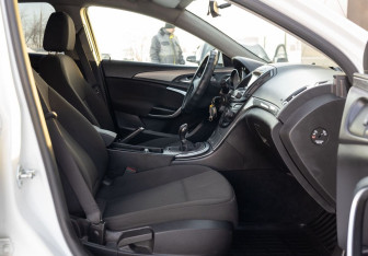 Подержанный автомобиль Opel Insignia Liftback 2014 года (18 фото)