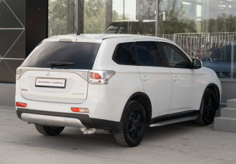 Подержанный автомобиль Mitsubishi Outlander 2014 года (5 фото)