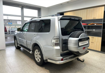 Подержанный автомобиль Mitsubishi Pajero 2011 года (6 фото)