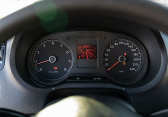 Подержанный автомобиль Volkswagen Polo Sedan 2011 года (12 фото)