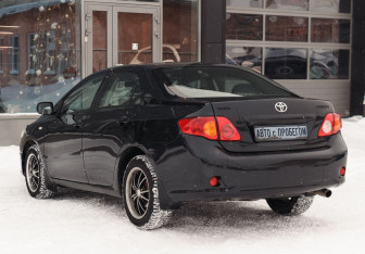 Подержанный автомобиль Toyota Corolla Sedan 2009 года (7 фото)