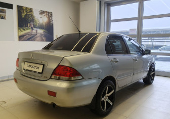 Подержанный автомобиль Mitsubishi Lancer Sedan 2006 года (5 фото)
