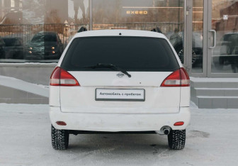 Подержанный автомобиль Nissan Wingroad 2000 года (6 фото)