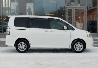 Подержанный автомобиль Toyota Voxy Minivan 2010 года (4 фото)