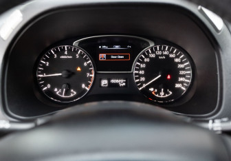 Подержанный автомобиль Nissan Pathfinder 2015 года (13 фото)