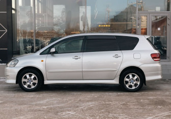 Подержанный автомобиль Toyota Ipsum 2001 года (8 фото)