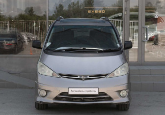 Подержанный автомобиль Toyota Estima 2005 года (2 фото)