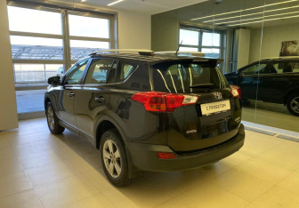 Подержанный автомобиль Toyota RAV4 2015 года (7 фото)