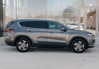 Подержанный автомобиль Hyundai Santa Fe 2021 года (4 фото)