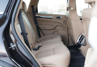 Подержанный автомобиль Porsche Cayenne 2014 года (22 фото)