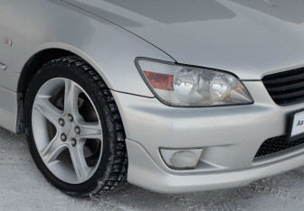 Подержанный автомобиль Toyota Altezza Sedan 2002 года (10 фото)