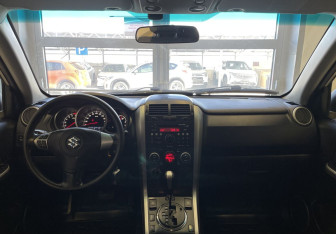 Подержанный автомобиль Suzuki Grand Vitara 2010 года (10 фото)