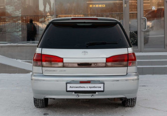 Подержанный автомобиль Toyota Vista Wagon 1998 года (6 фото)