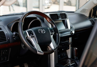 Подержанный автомобиль Toyota Land Cruiser Prado 2010 года (11 фото)