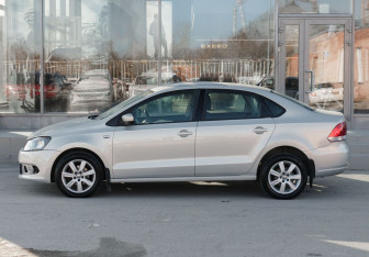 Подержанный автомобиль Volkswagen Polo Sedan 2011 года (8 фото)