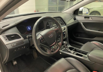 Подержанный автомобиль Hyundai Sonata 2017 года (8 фото)