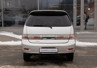 Подержанный автомобиль Toyota Gaia 2001 года (6 фото)