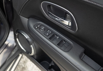 Подержанный автомобиль Honda Vezel 2013 года (16 фото)