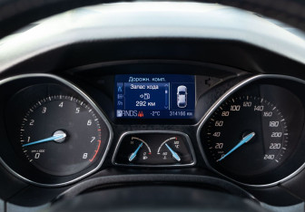 Подержанный автомобиль Ford Focus Hatchback 2011 года (13 фото)