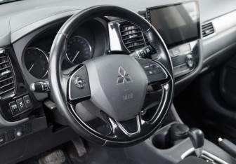 Подержанный автомобиль Mitsubishi Outlander 2015 года (11 фото)