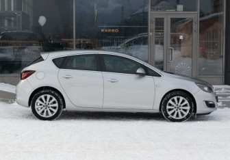 Подержанный автомобиль Opel Astra Hatchback 2014 года (4 фото)