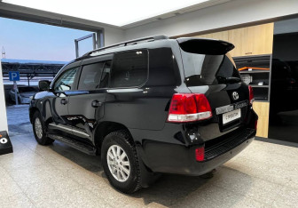 Подержанный автомобиль Toyota Land Cruiser Suv 2008 года (7 фото)