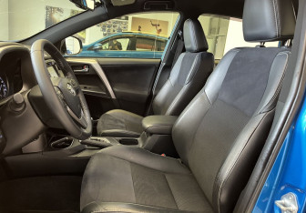 Подержанный автомобиль Toyota RAV4 2016 года (8 фото)