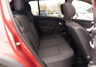 Подержанный автомобиль Renault Sandero 2011 года (15 фото)