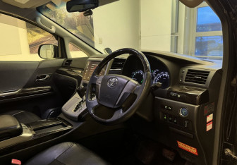 Подержанный автомобиль Toyota Vellfire 2012 года (14 фото)