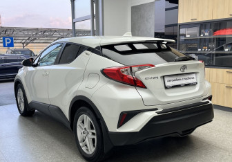 Подержанный автомобиль Toyota C-HR 2021 года (6 фото)