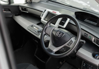 Подержанный автомобиль Honda Freed 2012 года (11 фото)