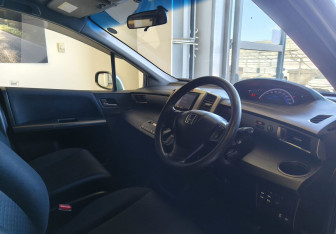 Подержанный автомобиль Honda Freed 2011 года (7 фото)