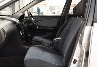 Подержанный автомобиль Nissan Wingroad 2000 года (16 фото)