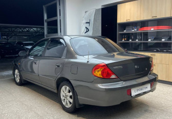 Подержанный автомобиль Kia Spectra Sedan 2006 года (7 фото)