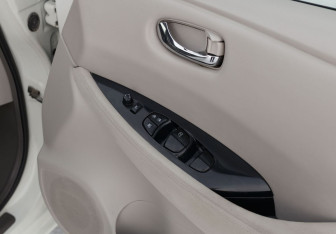 Подержанный автомобиль Nissan Leaf 2011 года (17 фото)