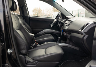 Подержанный автомобиль Peugeot 4007 2010 года (22 фото)